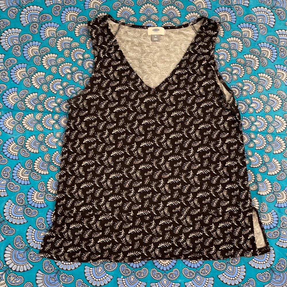 Black and white Old Navy tank with side vents.